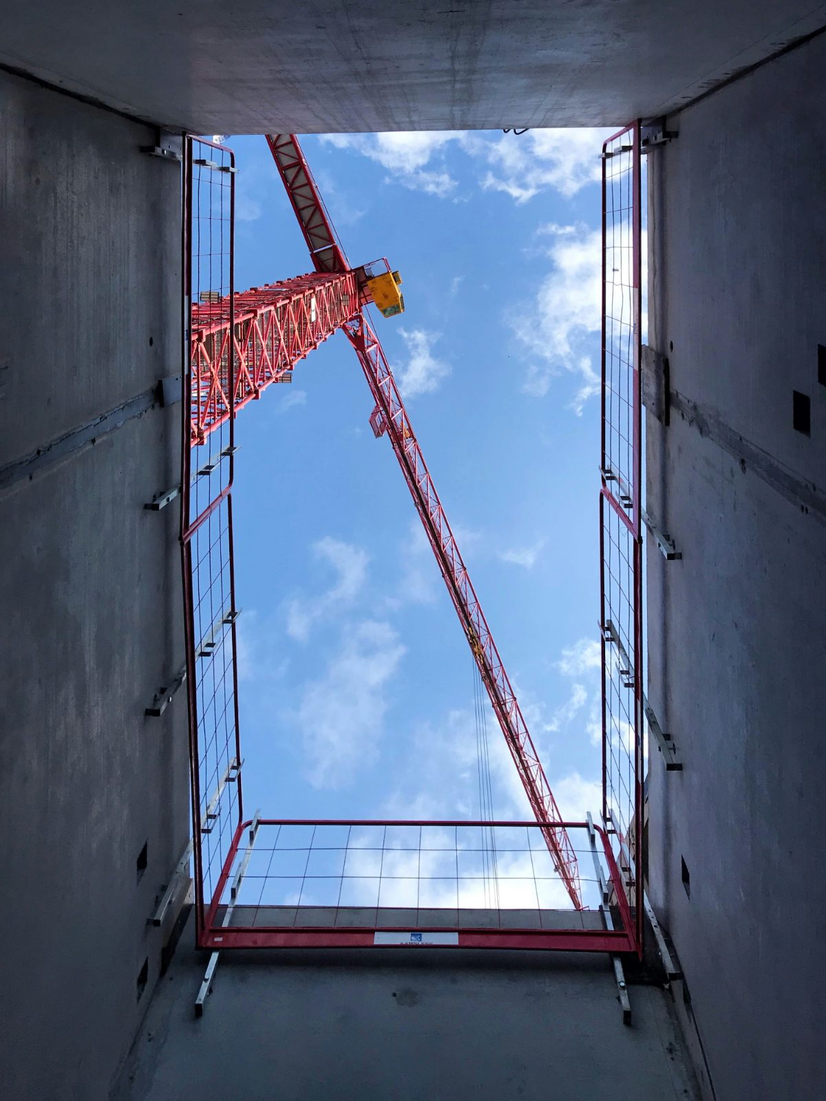 Byggekran set fra betonskakt på byggeplads